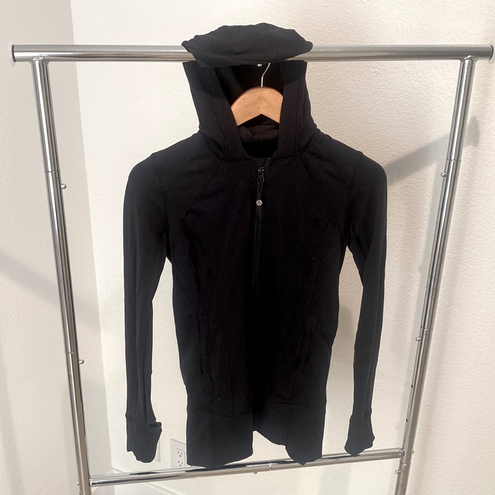 Slim fitting medium lululemon zip up jacket. Black color.